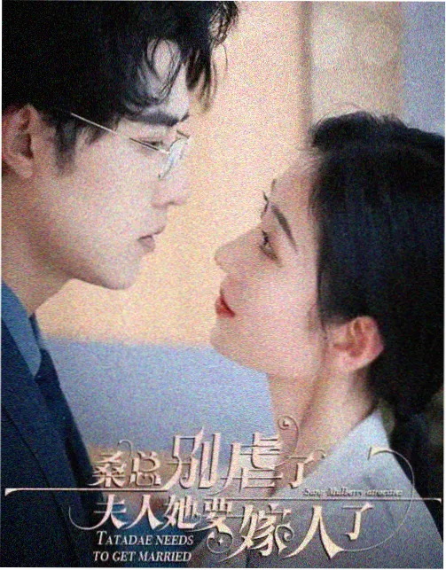 剧集编剧在夜间书房核对台词审校清单
